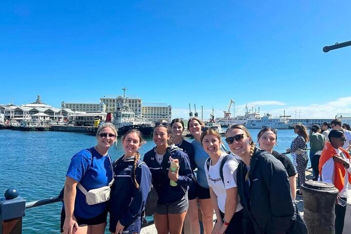 Un grupo de mujeres posando para una foto junto al agua.