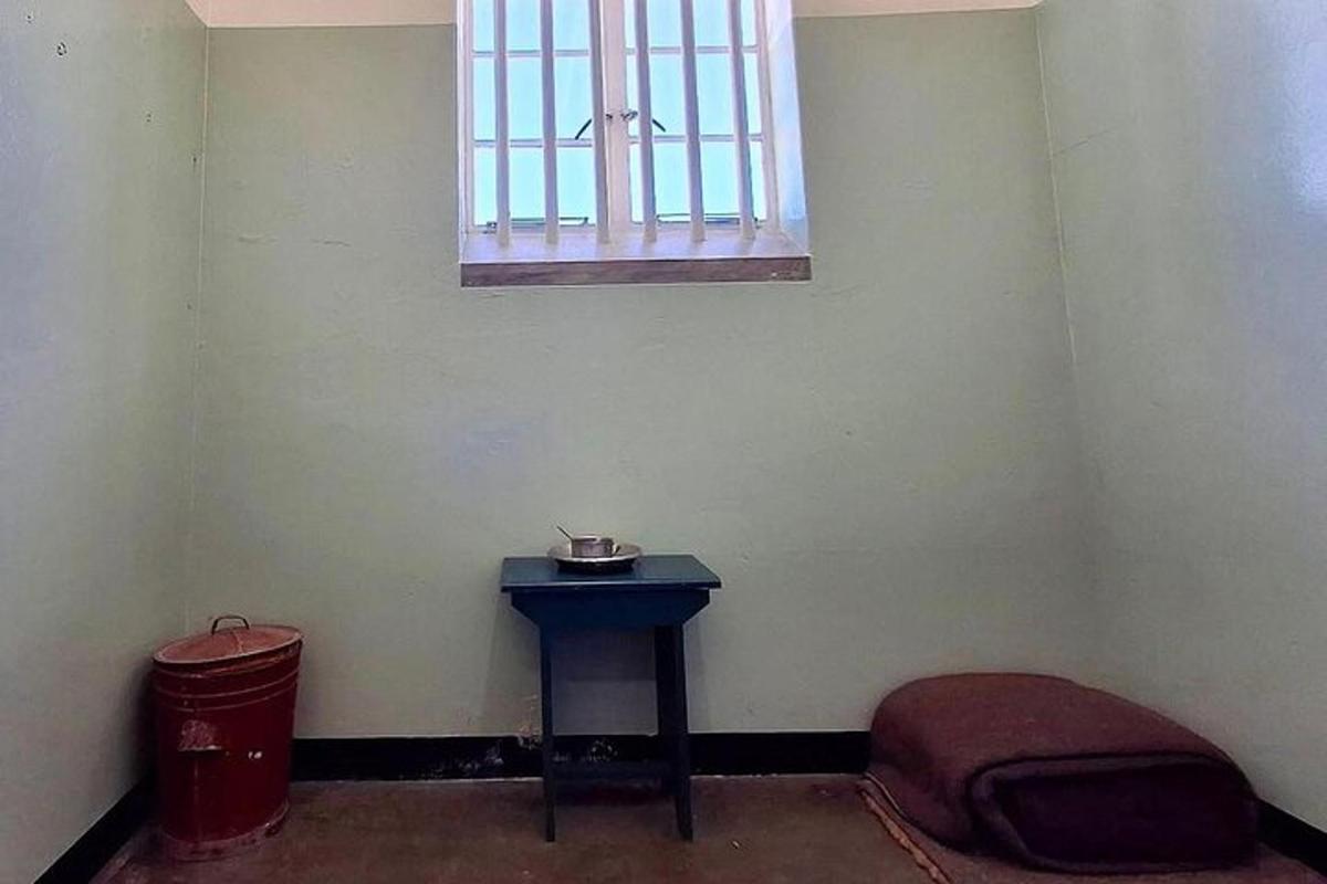 Una habitación con una mesa azul y una ventana.