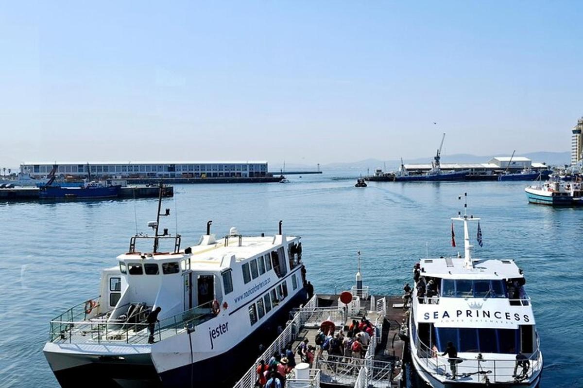 Dos barcos están atracados en un muelle en el agua.