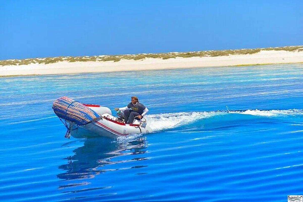 ein Mann, der auf einem Jetboot im Wasser fährt