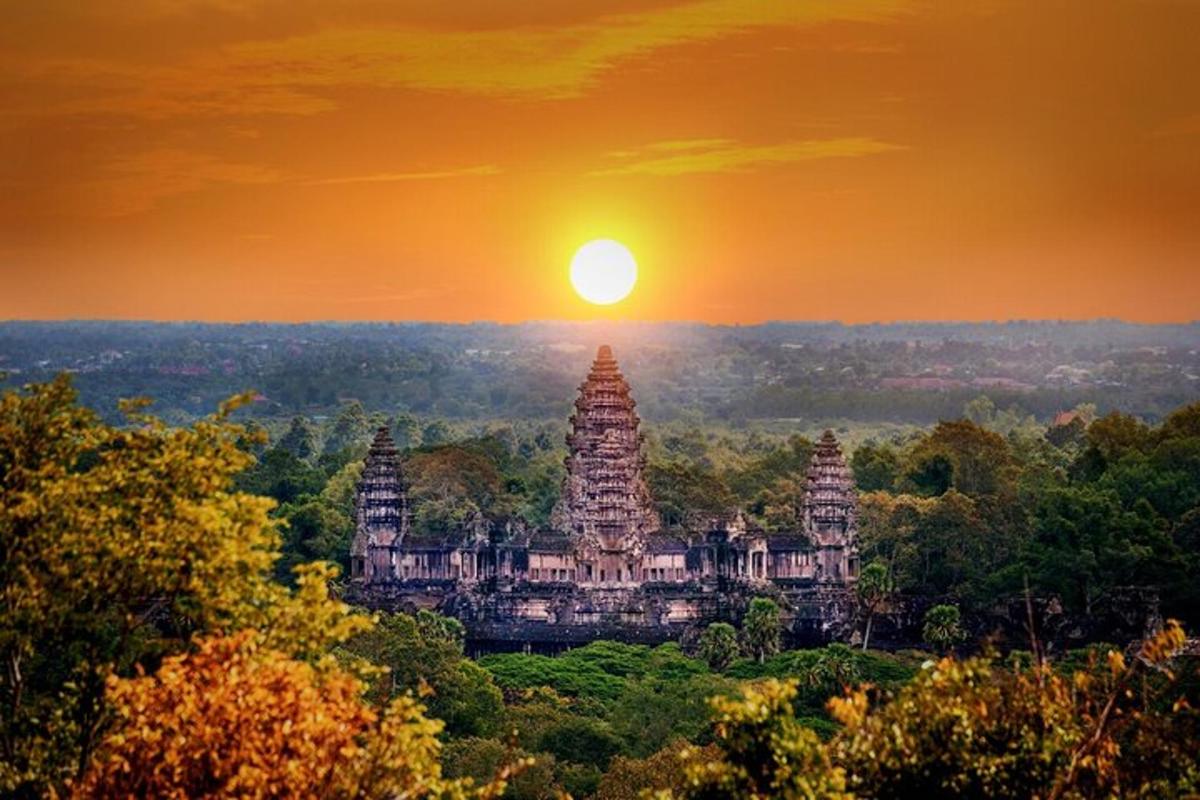 Sólarlag yfir musterin í Angkor Wat