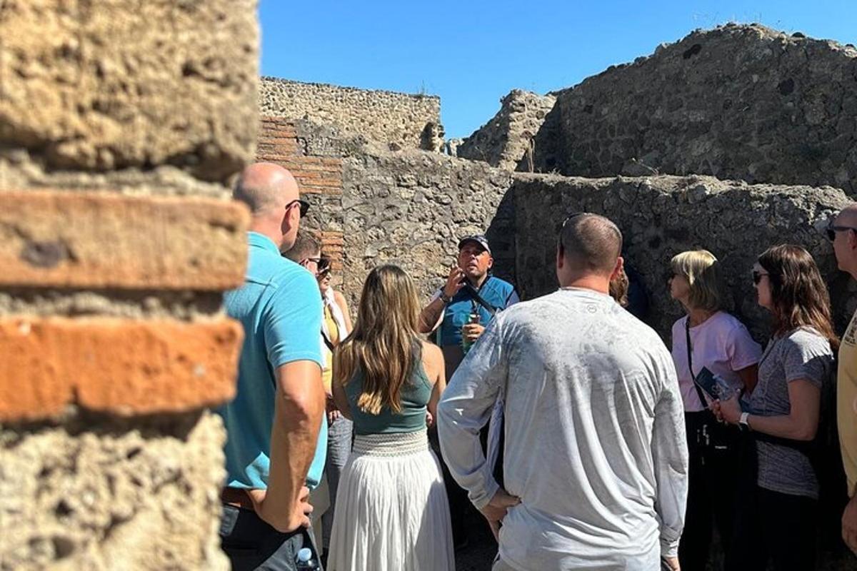 un gruppo di persone in piedi fuori da un edificio