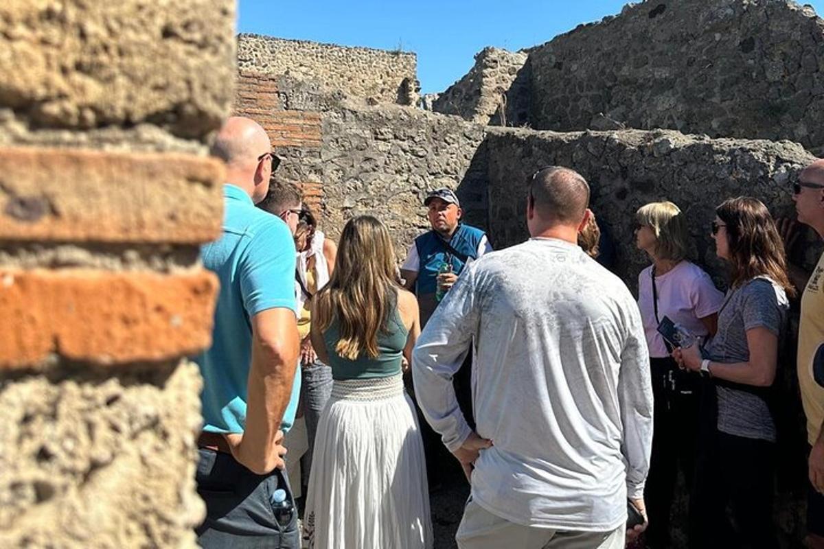 un gruppo di persone in piedi fuori da un edificio