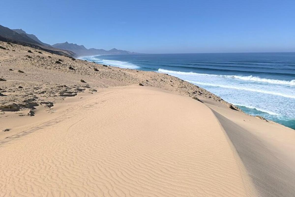 egy homokos strand az óceán mellett