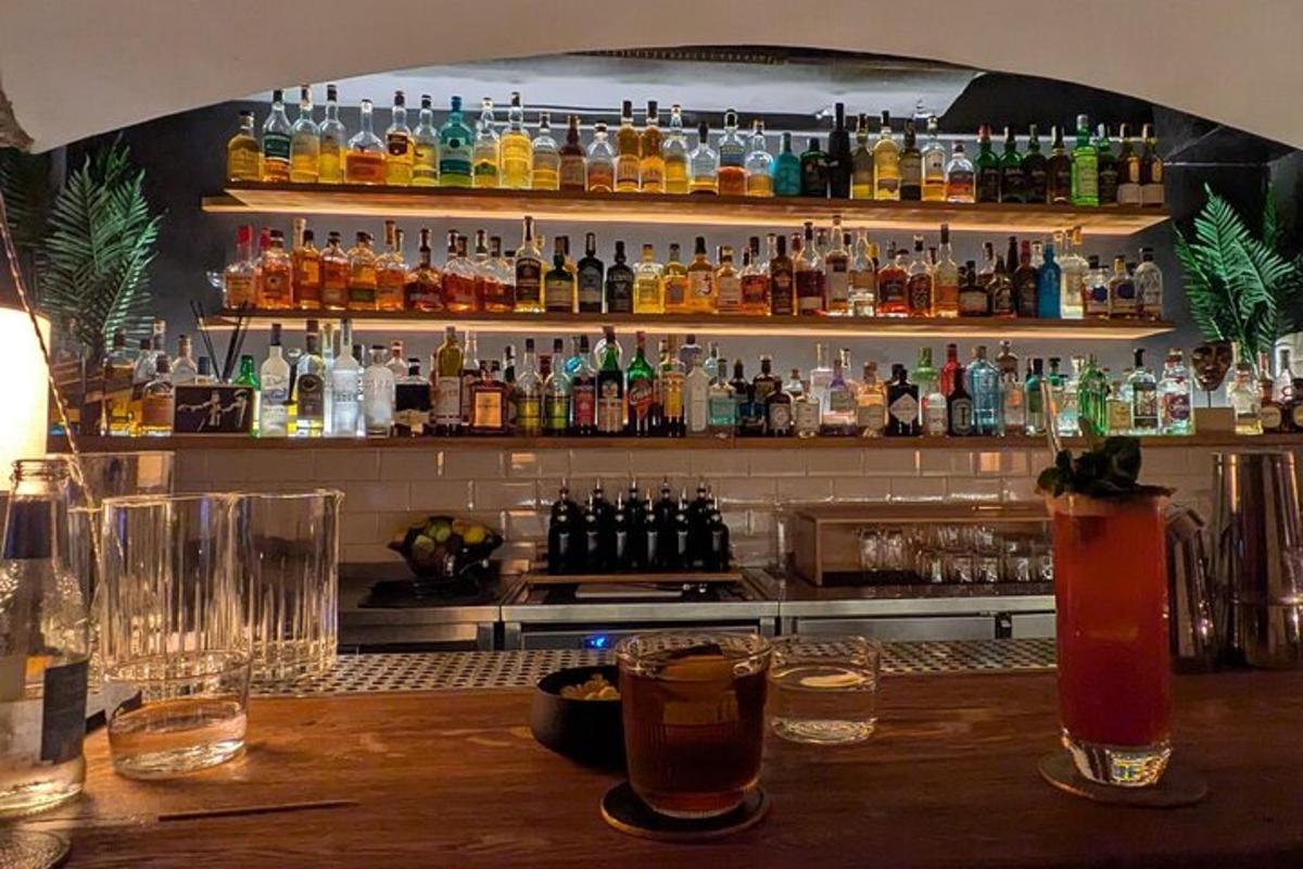 en bar med flera glas på ett träbord