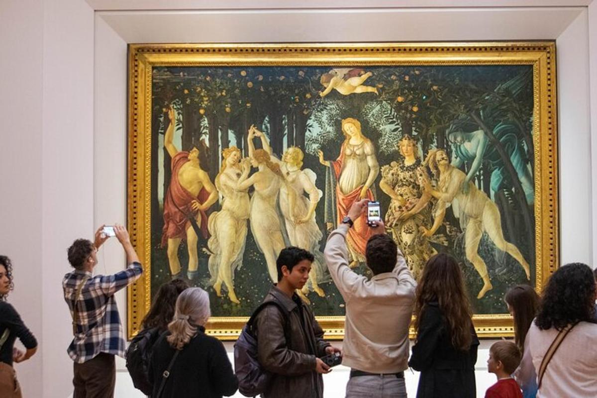 ludzie robiący zdjęcia obrazowi w muzeum sztuki