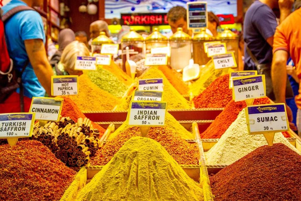 un mercato pieno di tantissimi tipi diversi di spezie