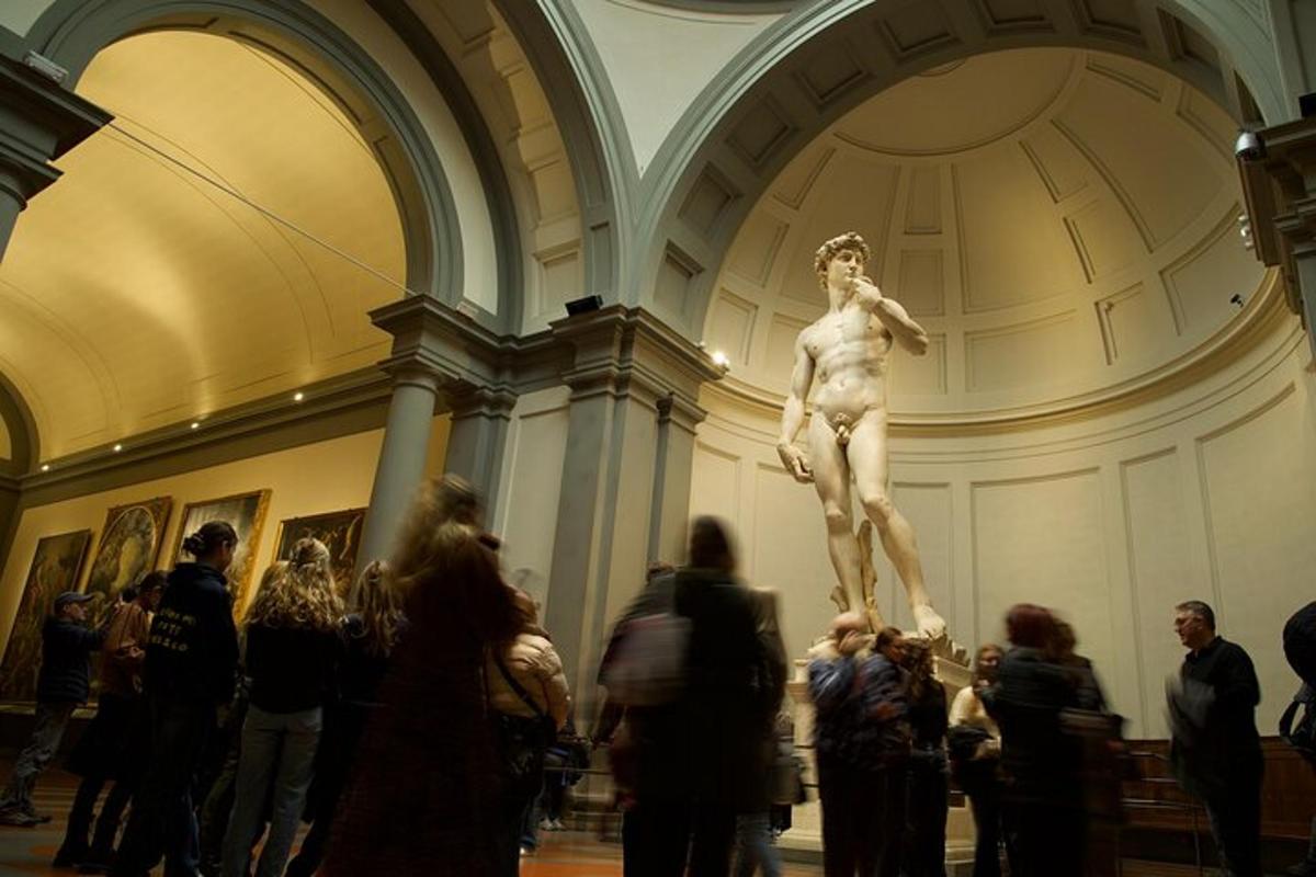 Una estatua de un hombre en exhibición en un museo.
