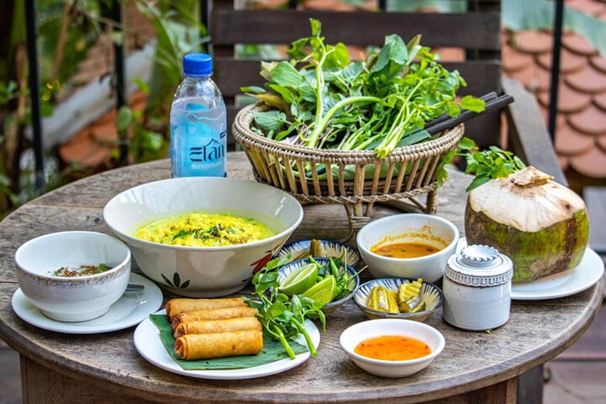 uma mesa com tigelas de comida sobre uma mesa