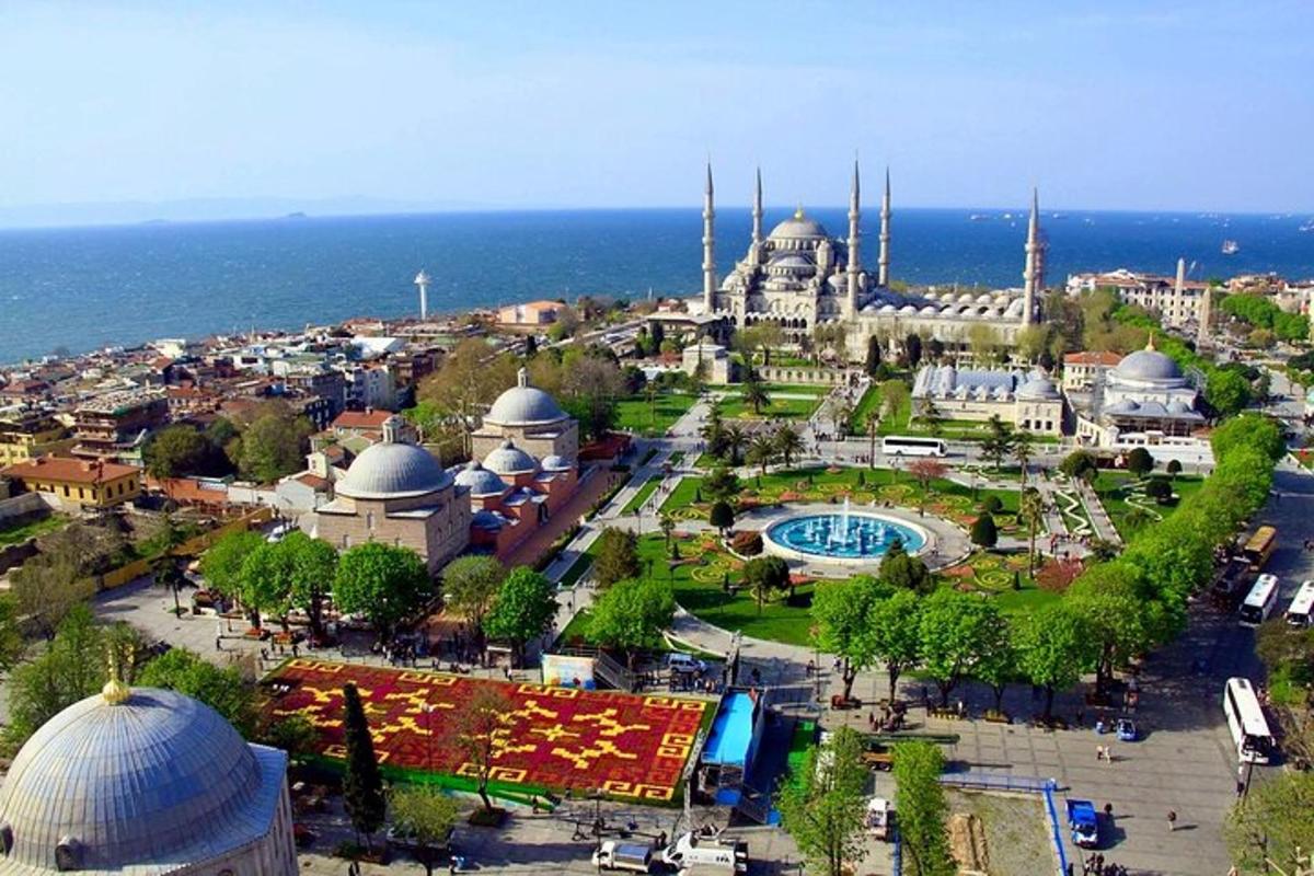 una vista aerea di una città con moschee