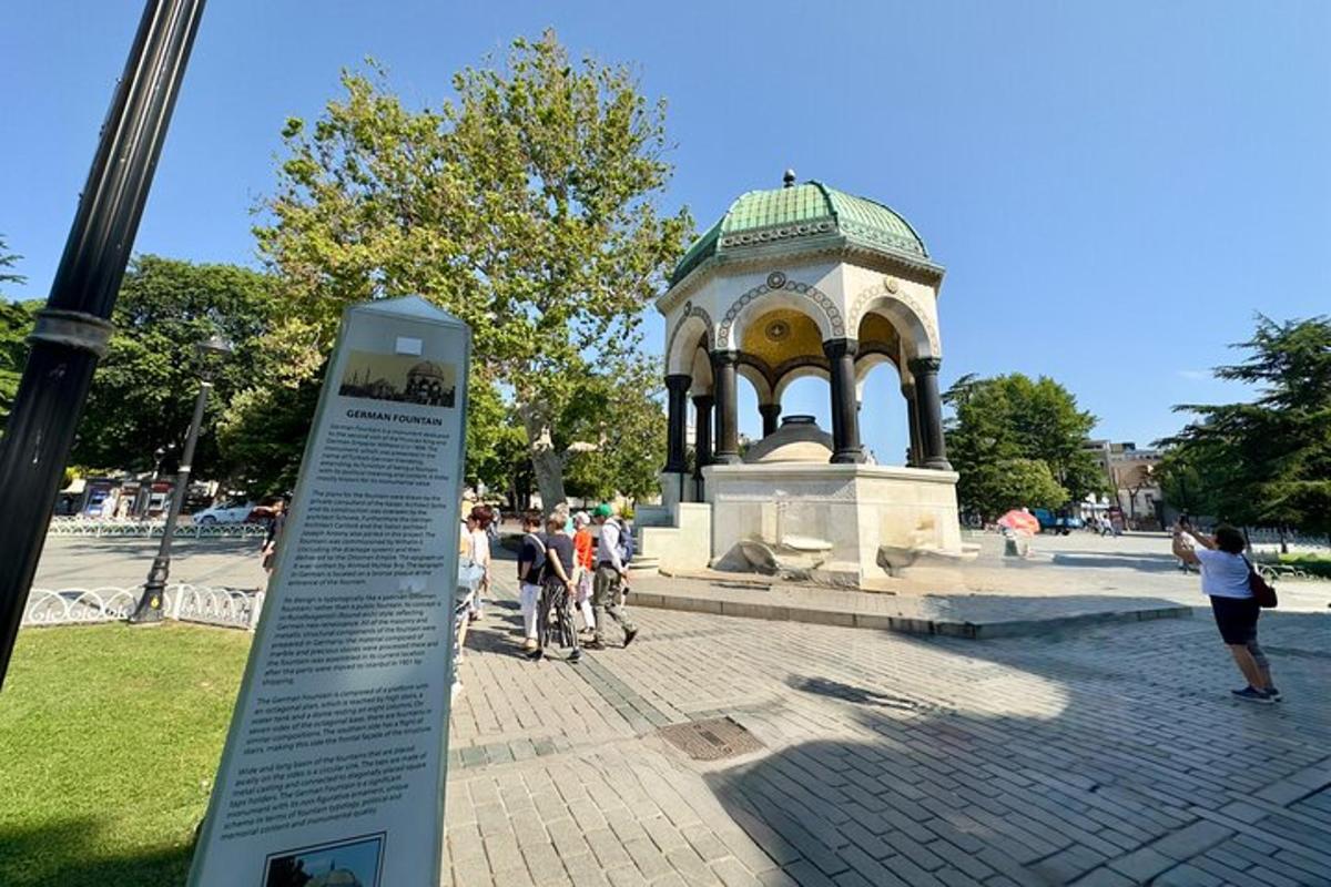 un cartello davanti a un gazebo in un parco