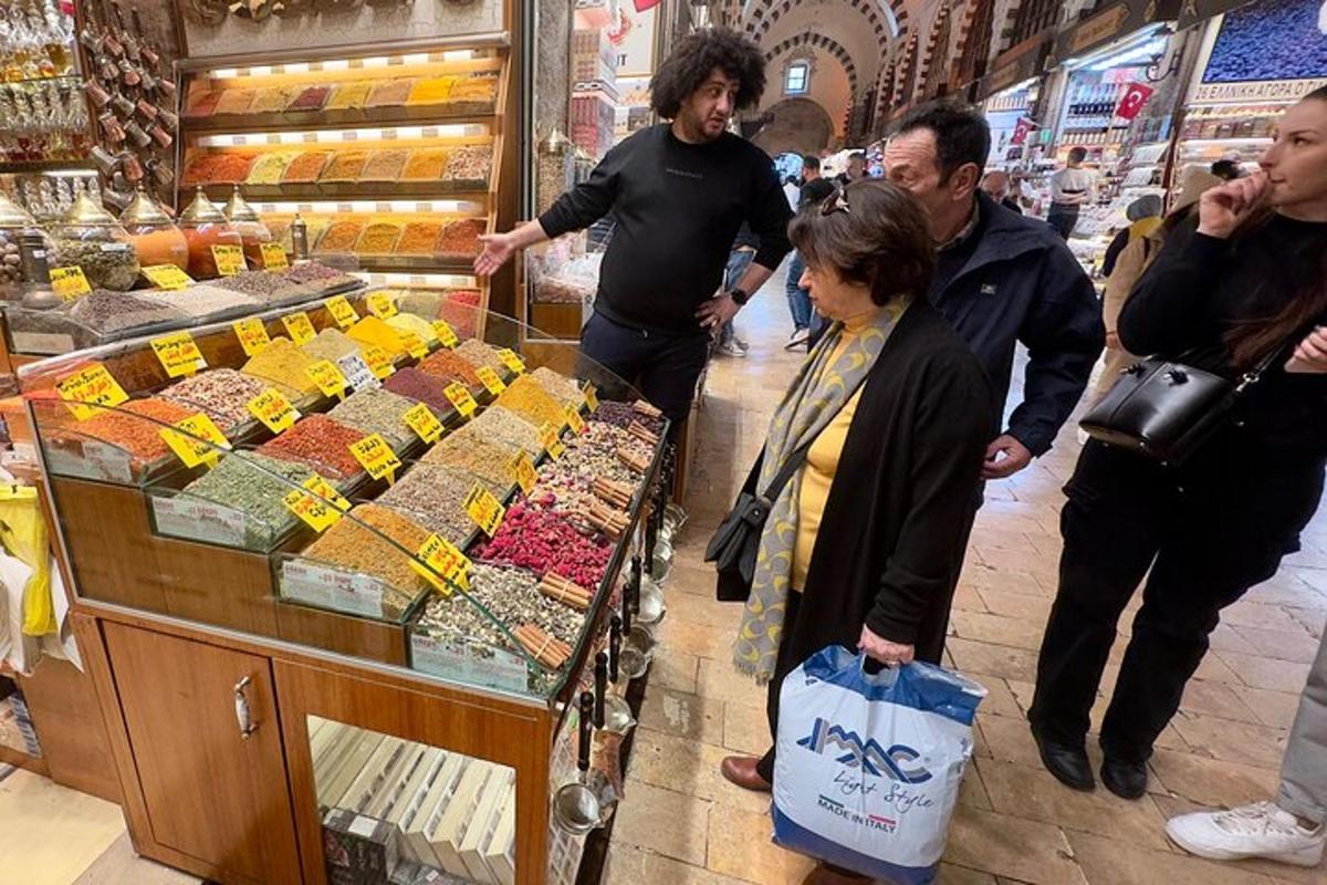 un gruppo di persone in piedi in un supermercato