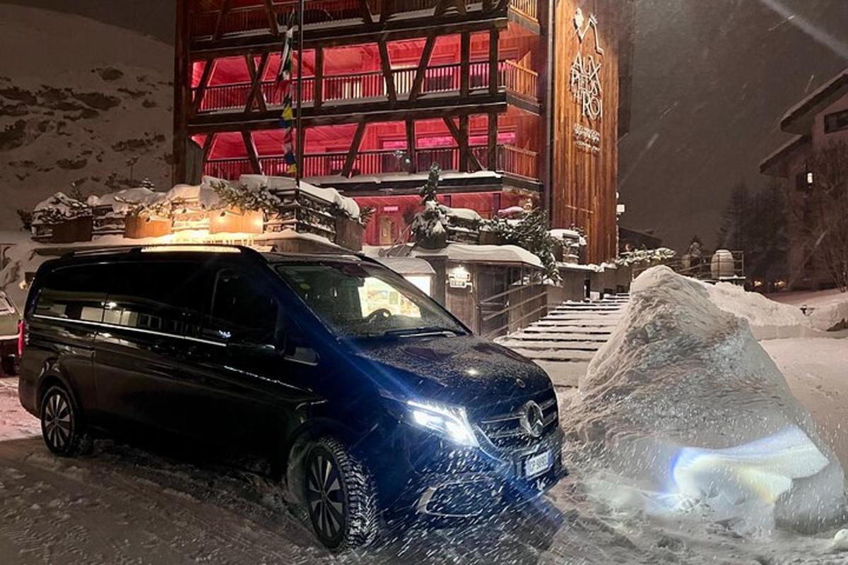 un'auto parcheggiata nella neve davanti a un edificio