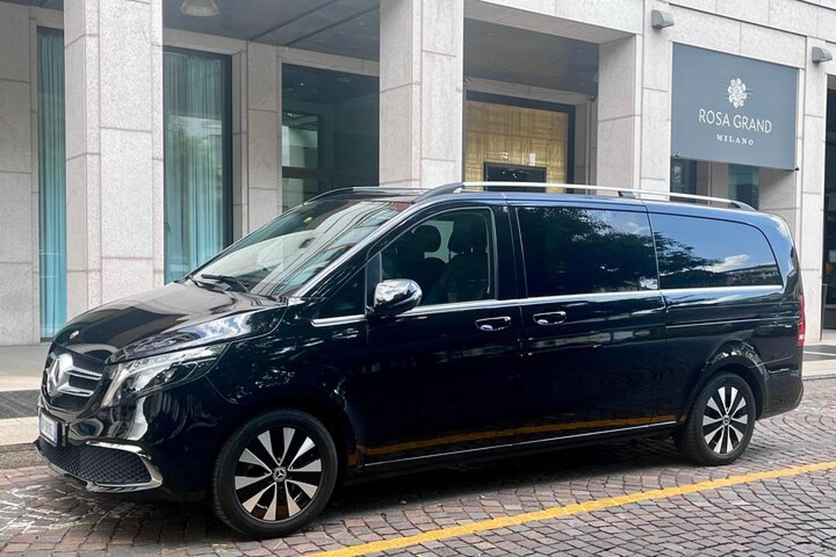 ein schwarzer SUV, der vor einem Gebäude geparkt ist