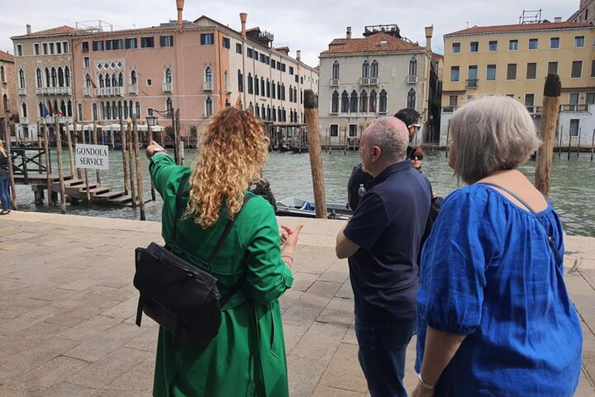 un gruppo di persone in piedi vicino all'acqua