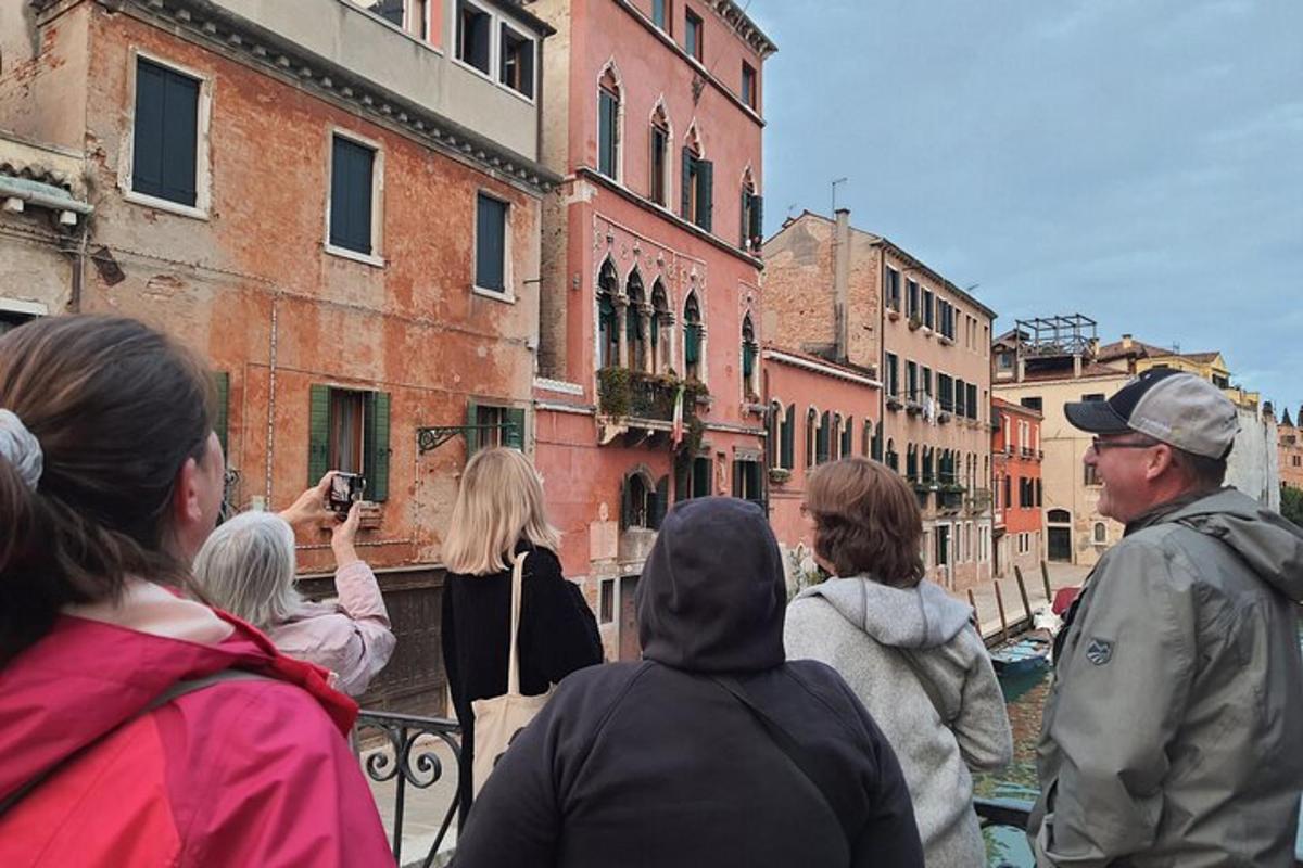 un gruppo di persone che guarda un uomo che scatta una foto