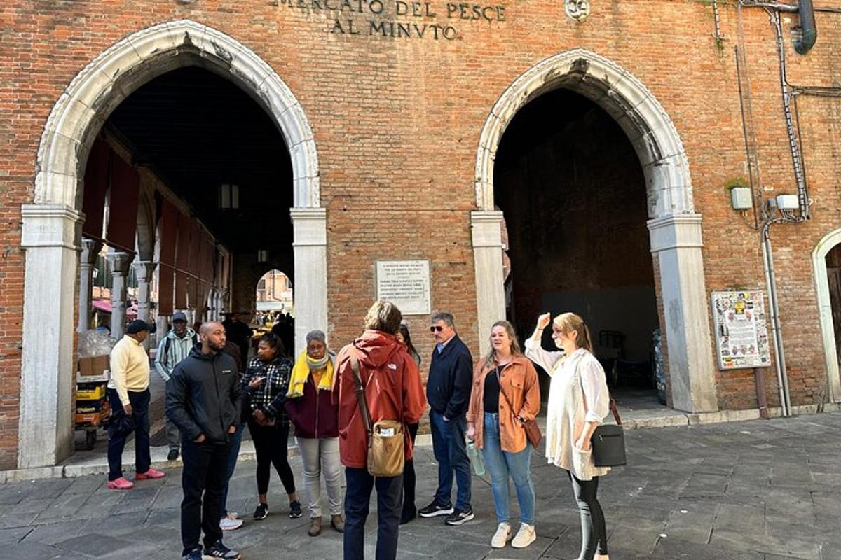 un gruppo di persone in piedi davanti a un edificio