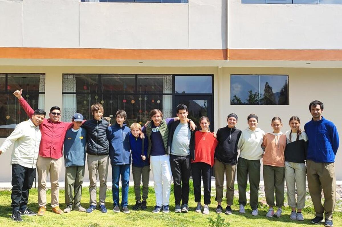 grupp inimesi, kes seisavad hoone ees
