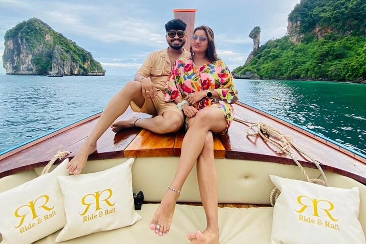 un uomo e una donna seduti su una barca