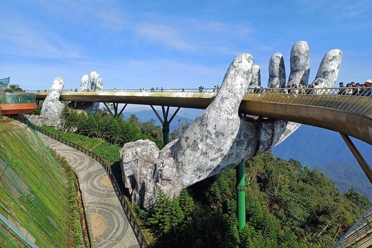un puente en manos de una estatua de un puente en el mundo