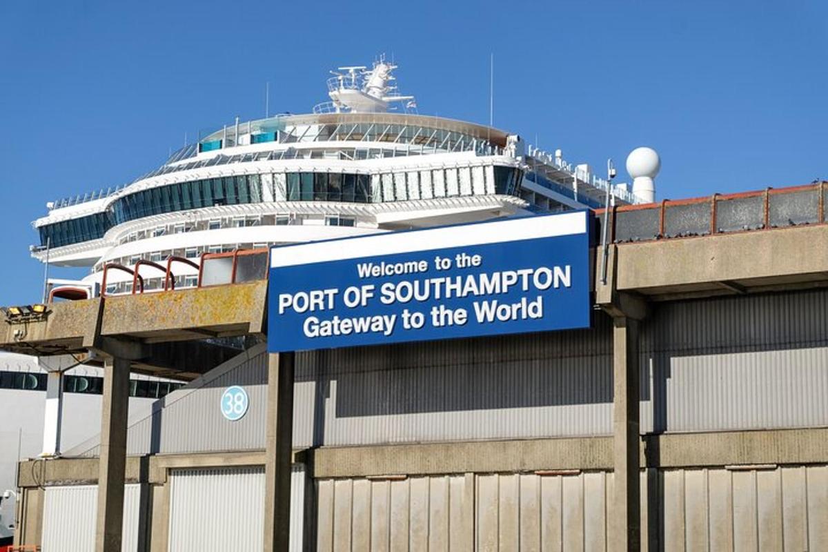 výletní loď s cedulí „Vítejte v přístavu Southernization Gateway“