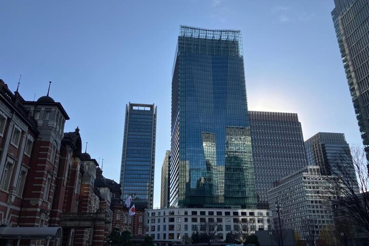 un grupo de edificios altos en una ciudad