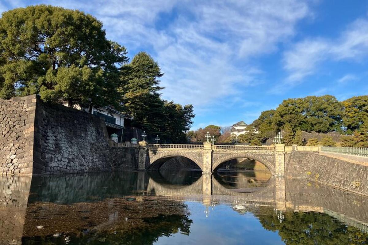 Un puente de piedra sobre un río en una ciudad.