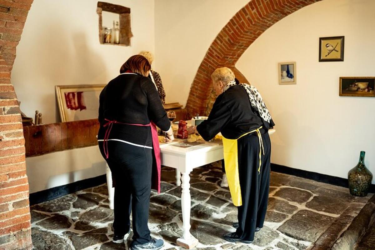 dvě ženy stojící kolem stolu v místnosti