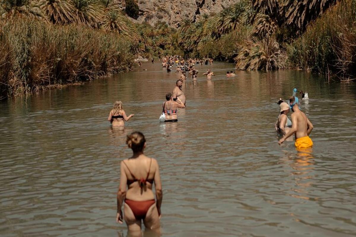 un grup de persones nedant en un riu