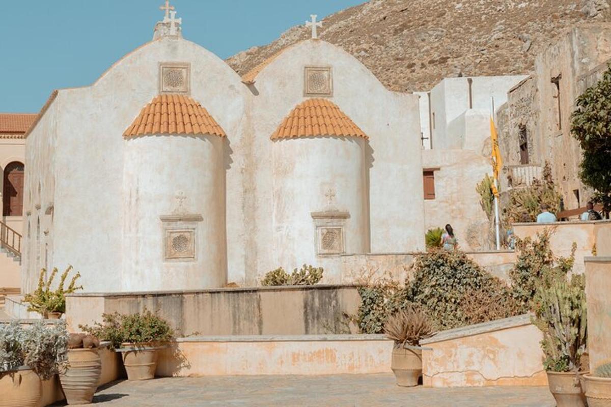 un edifici antic amb plantes en test al davant