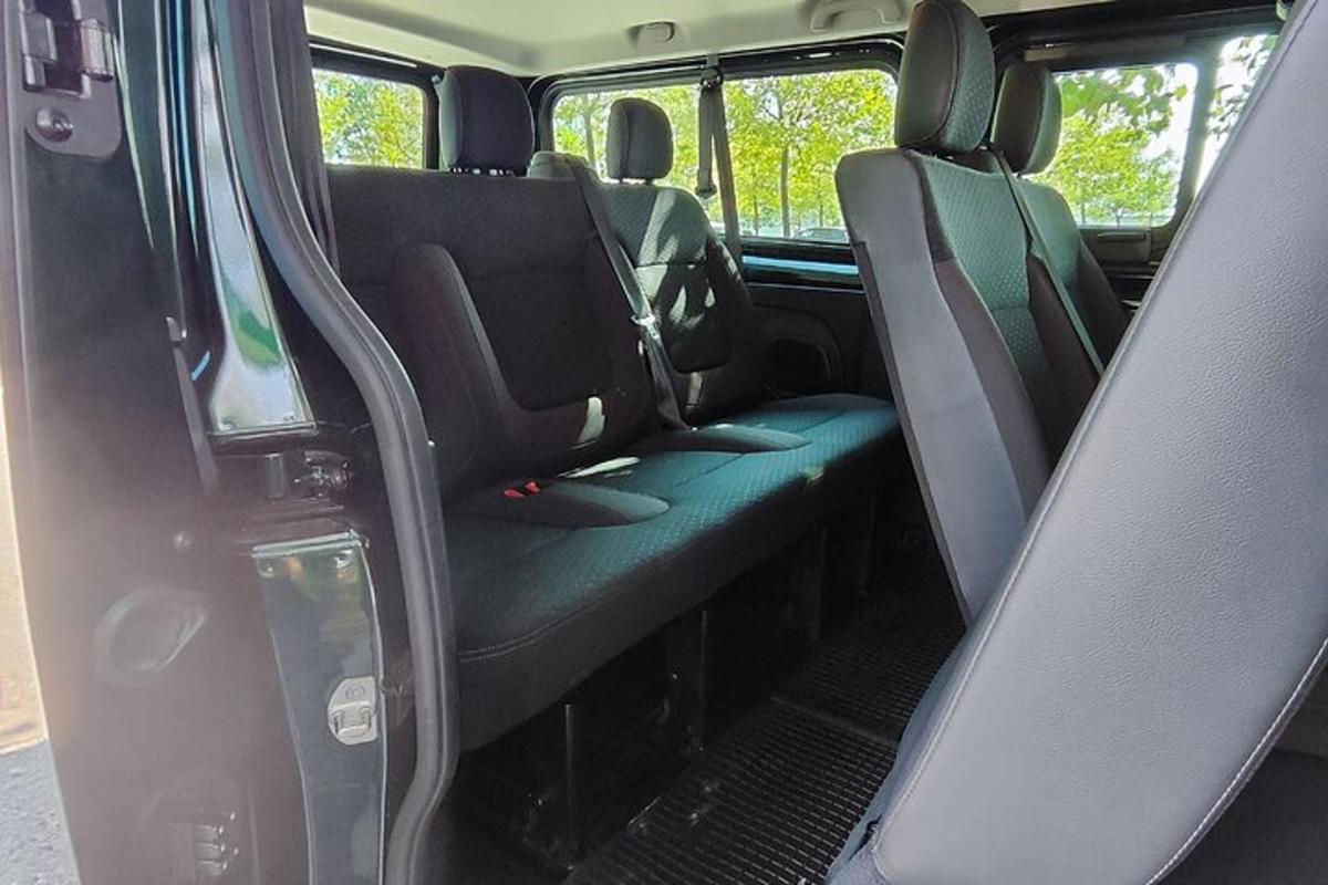prázdné sedadlo v zadní části autobusu