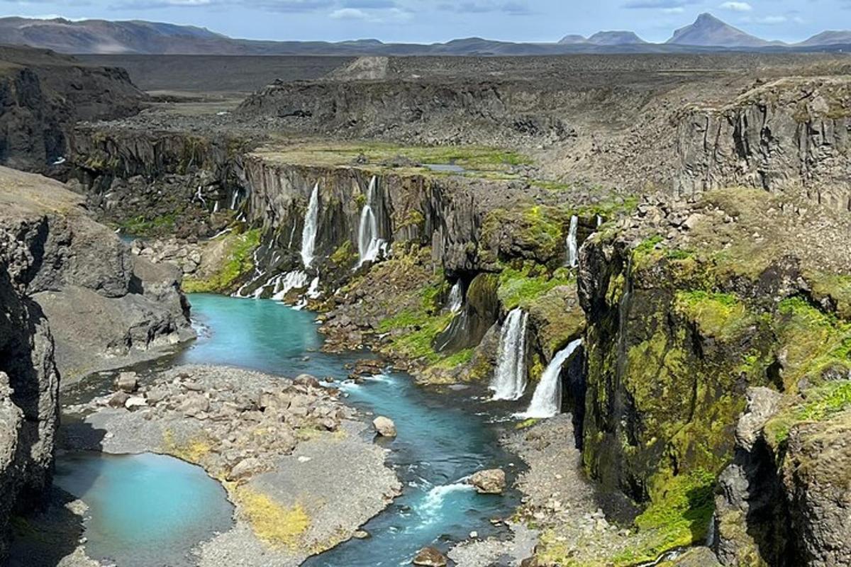 sekumpulan air terjun di ngarai dengan air biru