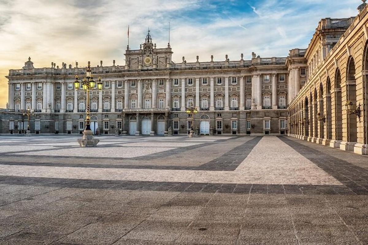 Un gran edificio con un patio delante.