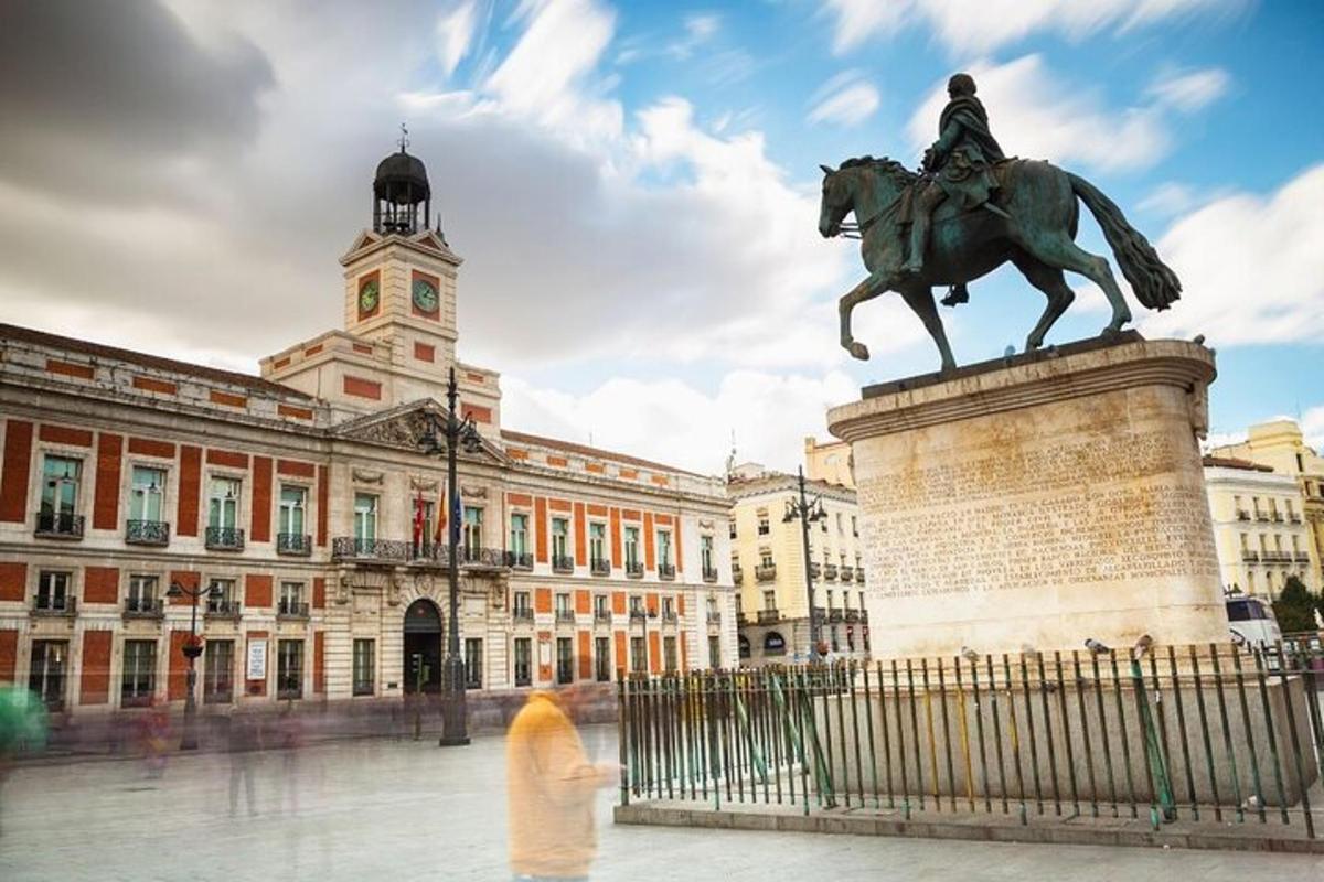Una estatua de un hombre a caballo frente a un edificio.