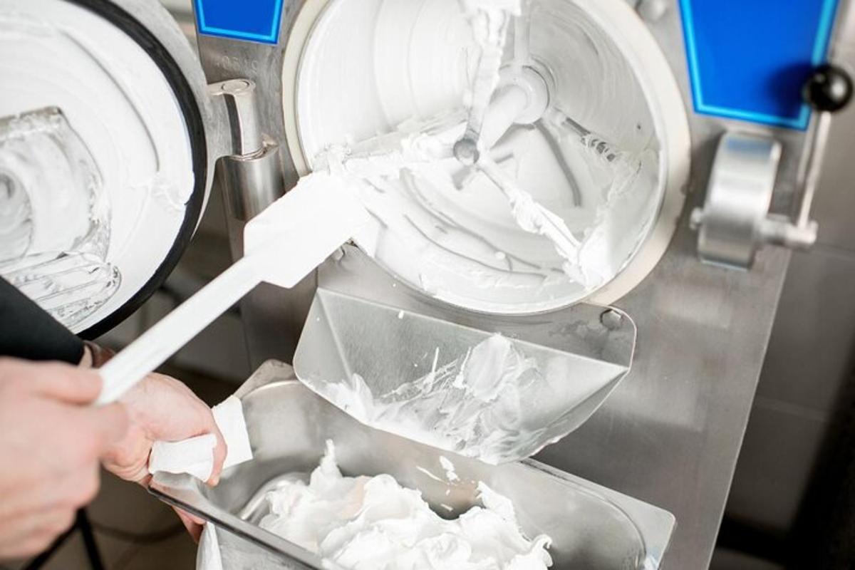 bir kişi bir spatula ile tencereyi karıştırıyor