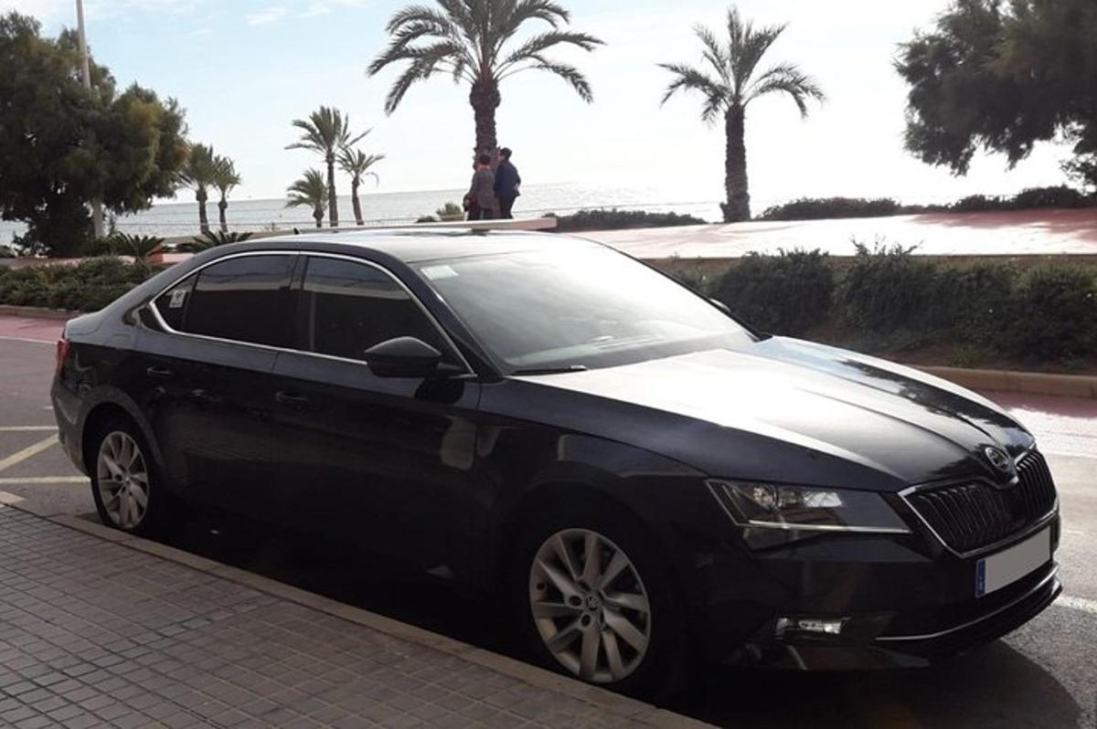 um carro preto estacionado na beira de uma rua