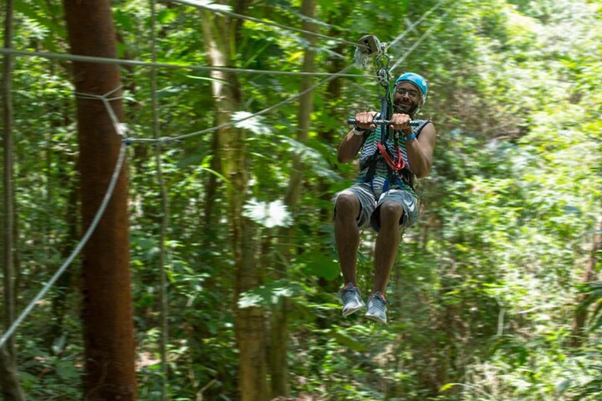 en mann som kjører på en zipline i skogen