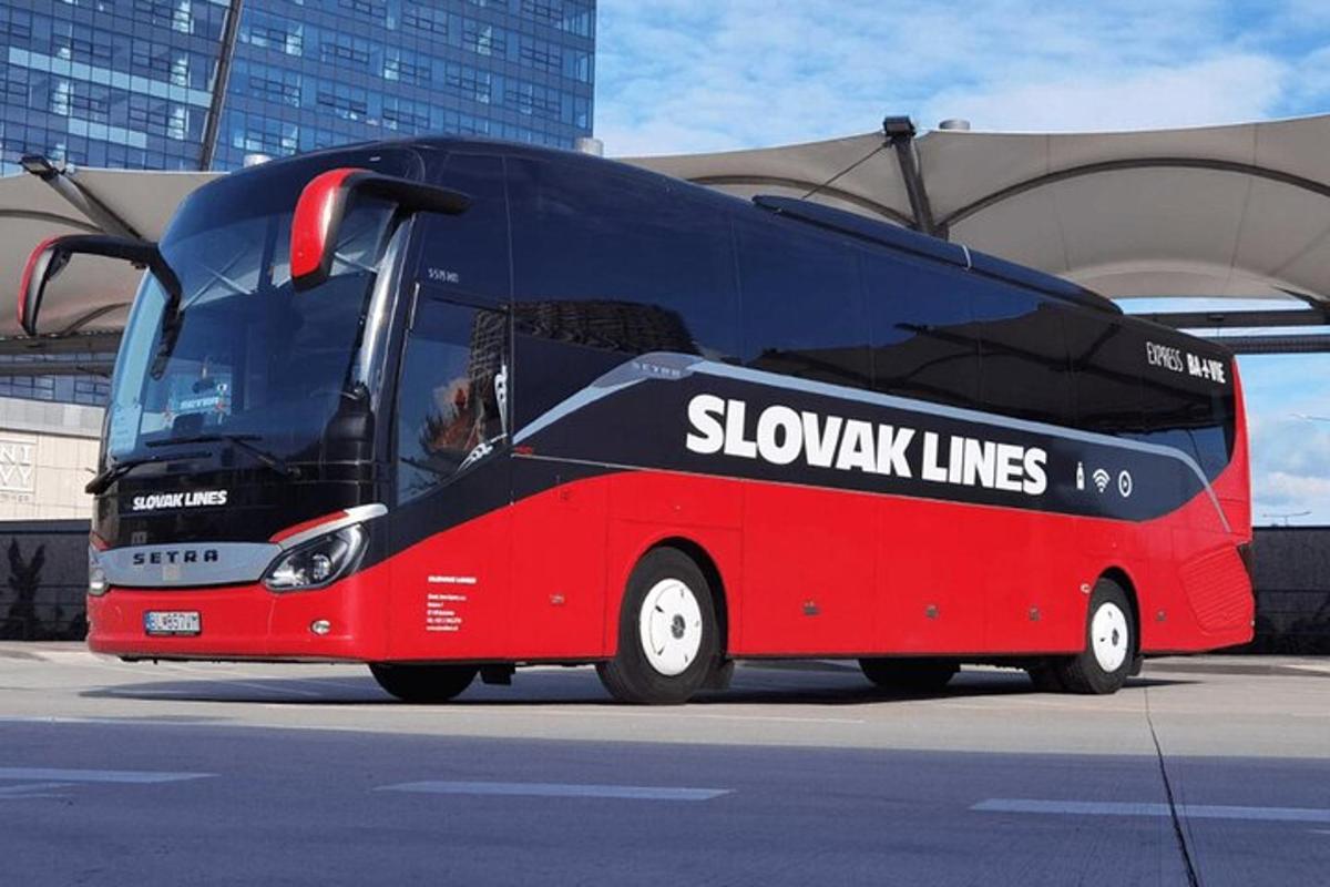 um ônibus vermelho e preto estacionado na rua