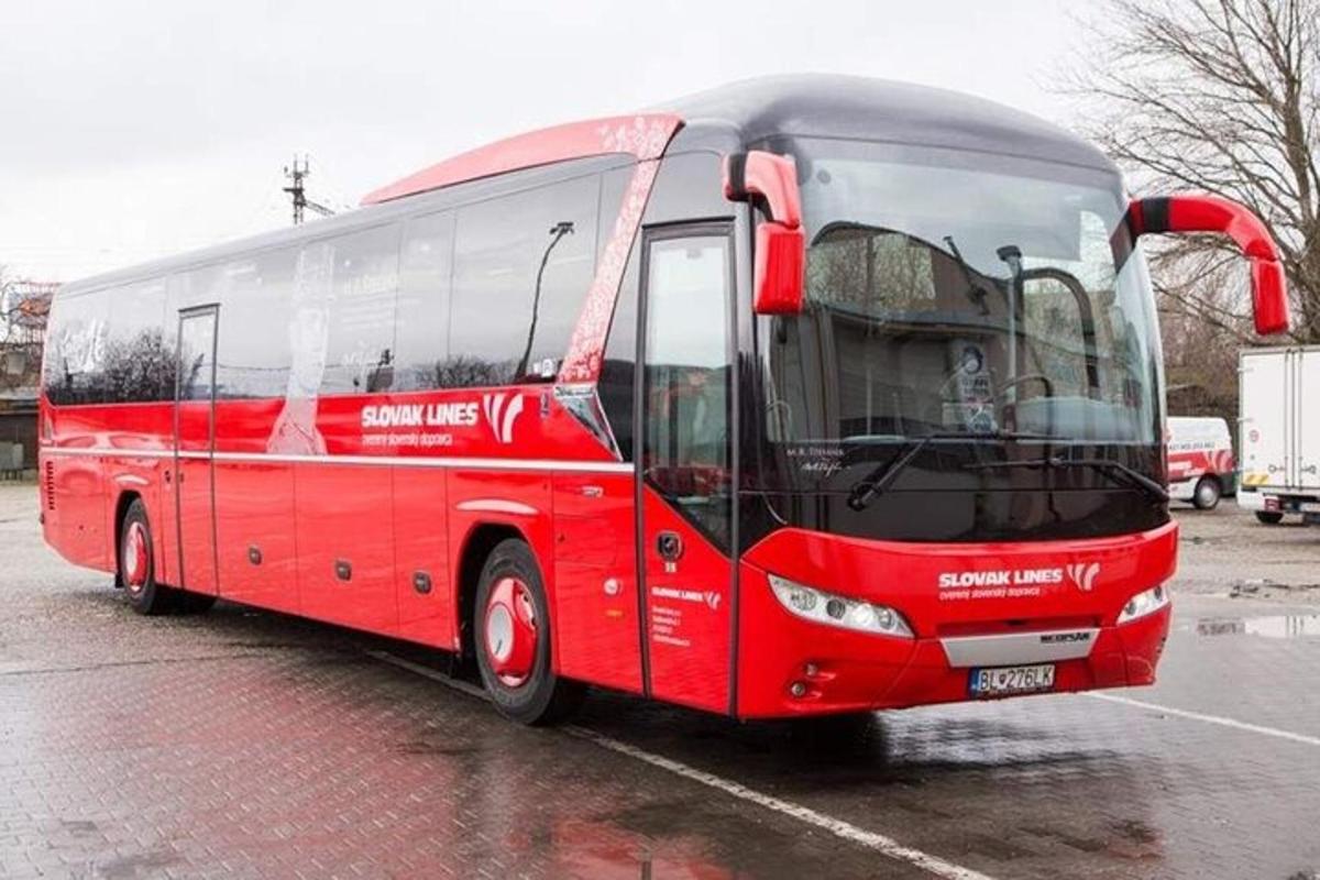 egy piros busz parkolt a parkolóban
