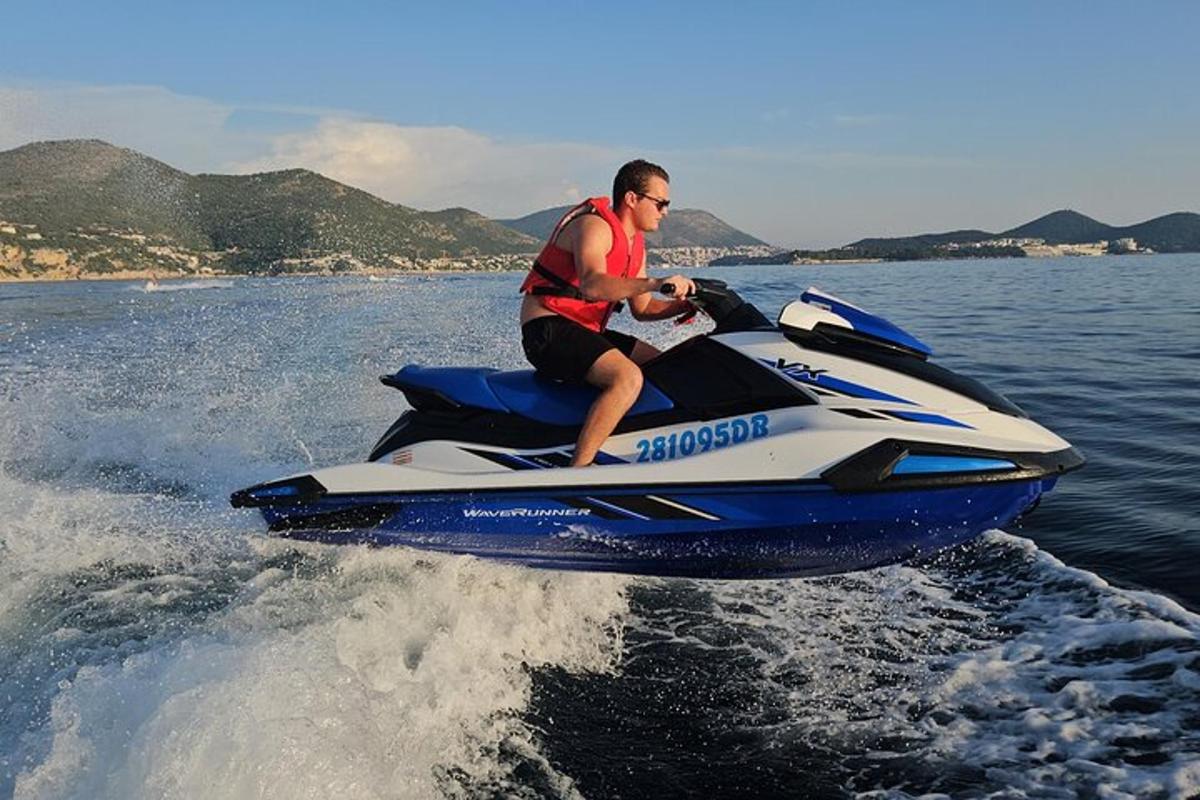 un home muntant una moto aquàtica a l'aigua