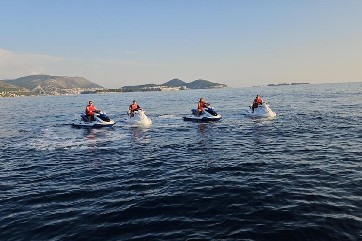 un gruppo di persone in acqua su barche