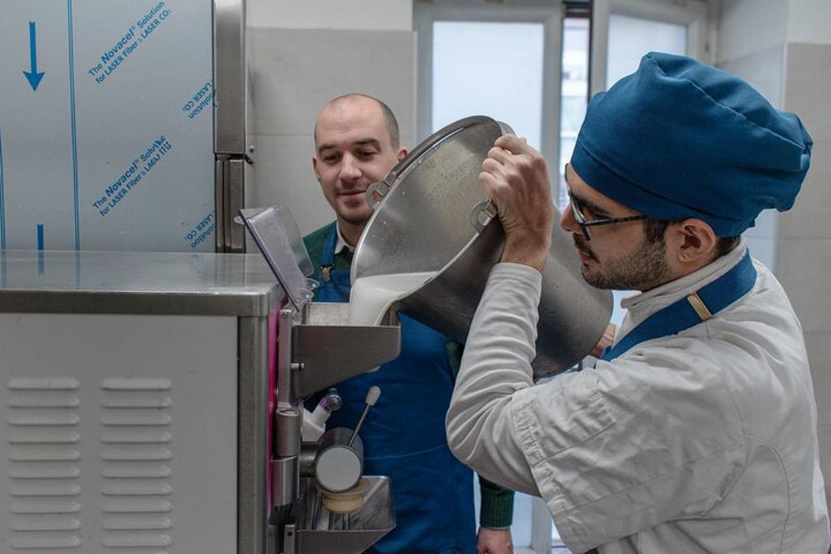 Δύο άντρες σε μια κουζίνα που ετοιμάζουν φαγητό σε μια μηχανή