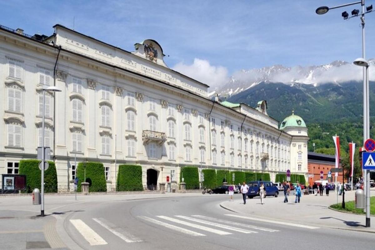 un grande edificio bianco con una montagna sullo sfondo