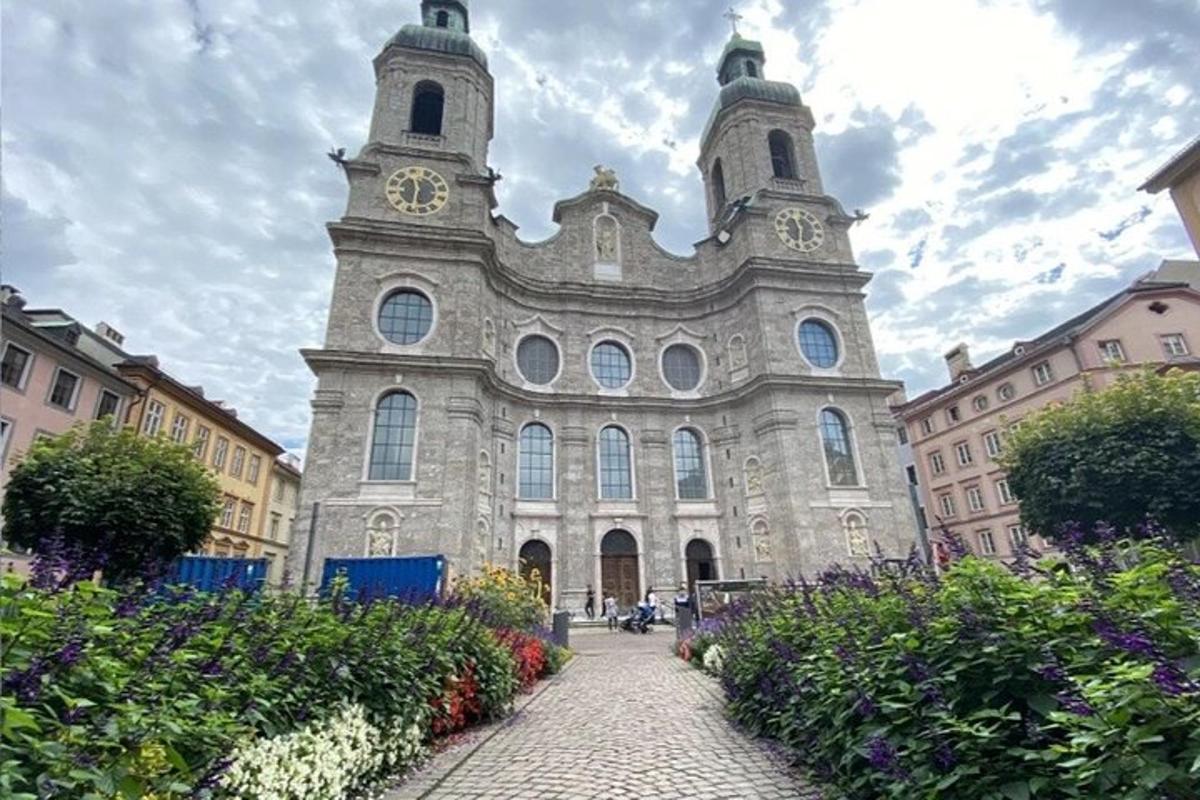 un grande edificio con una torre dell'orologio in cima