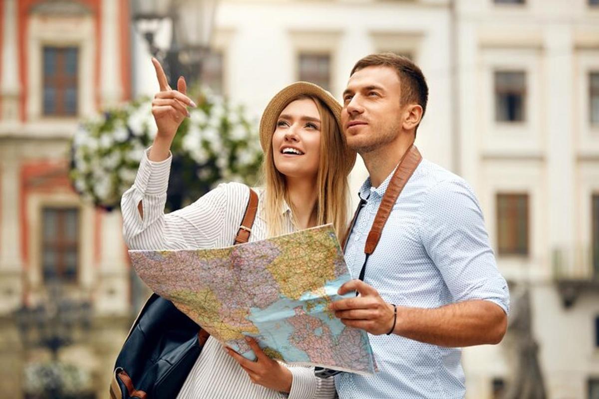 un uomo e una donna che guardano una mappa