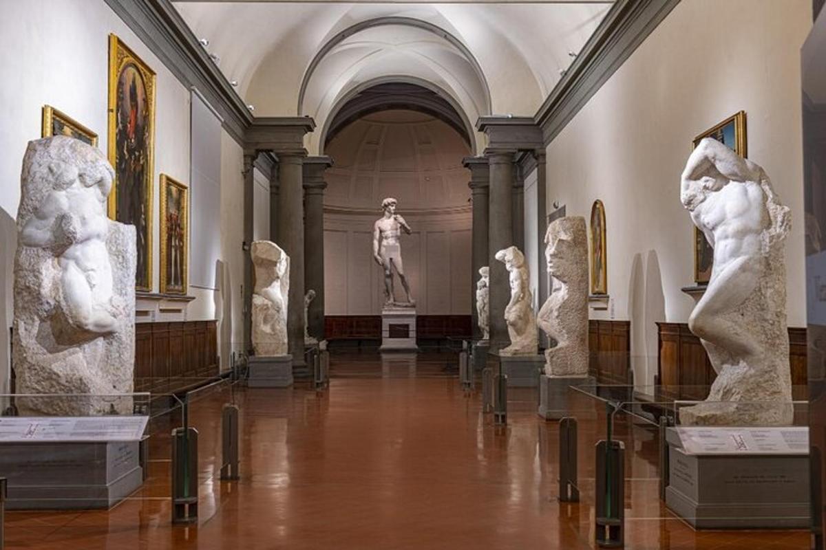 muzeum se sochami vystavenými v místnosti