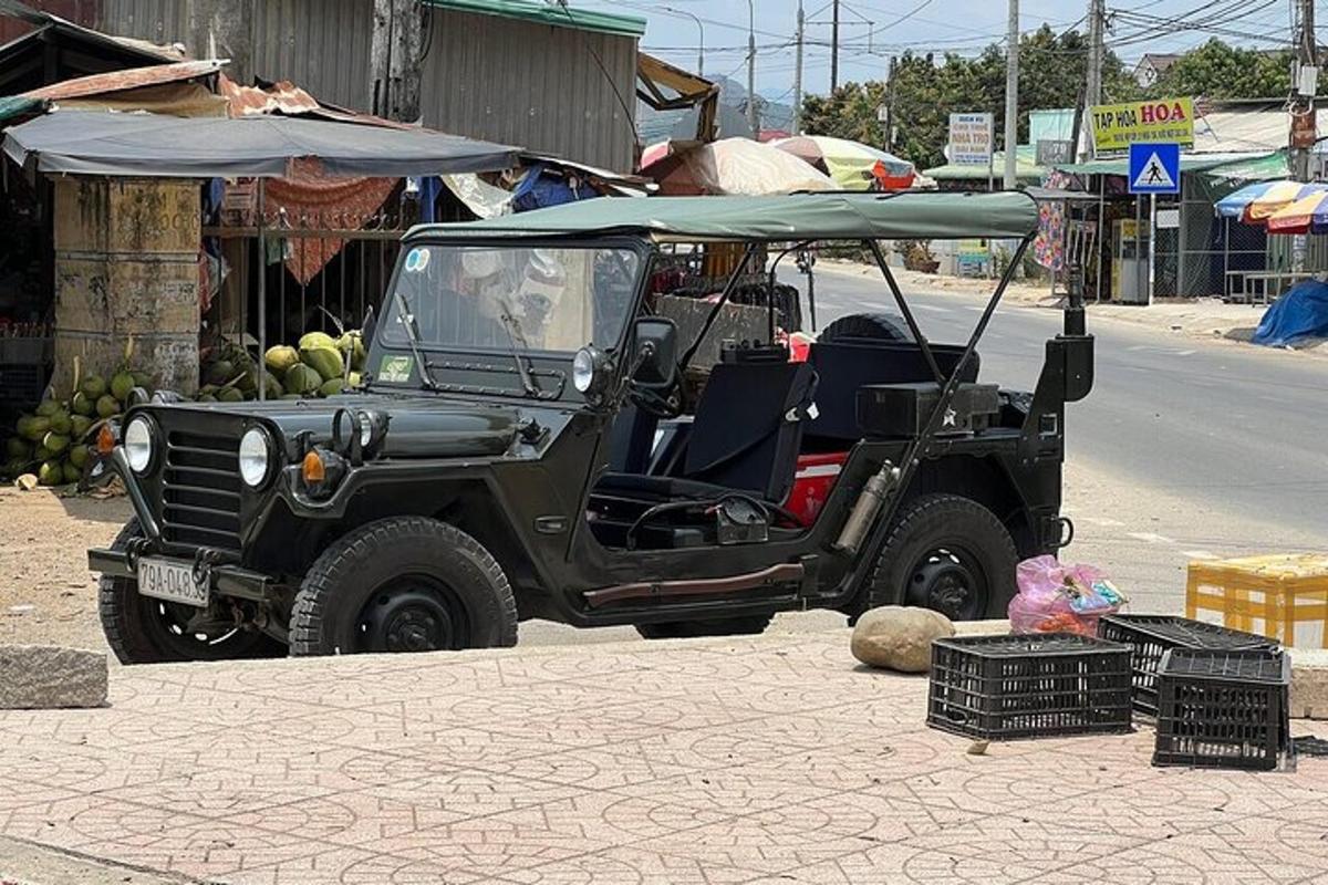 o căruță de golf verde parcată pe marginea străzii