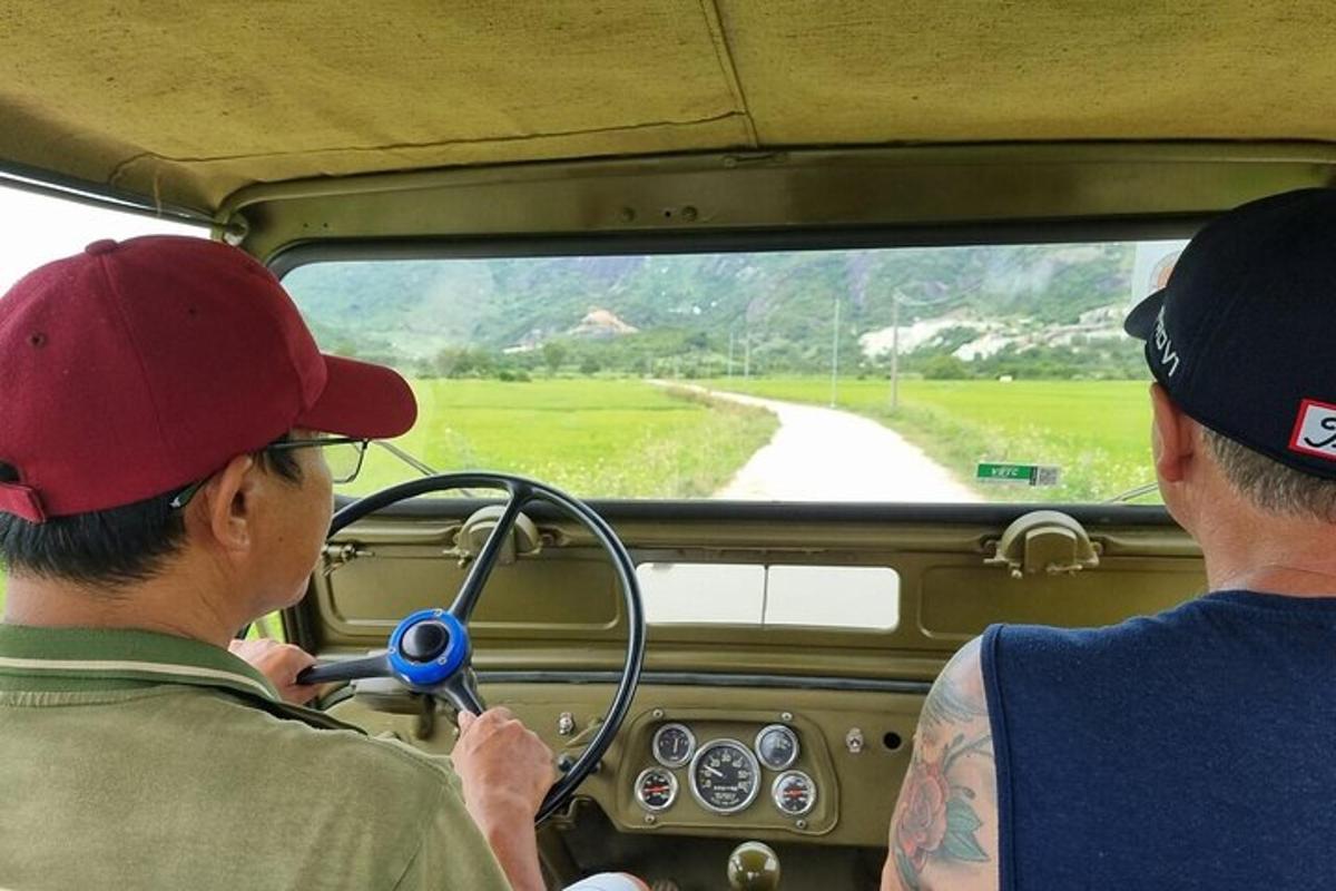 dva muži řídící auto se dívají z okna