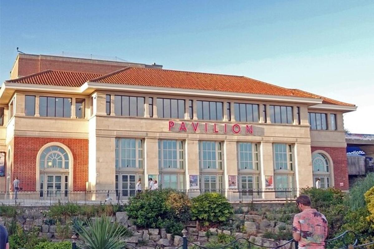 een gebouw met een roze bord aan de voorkant