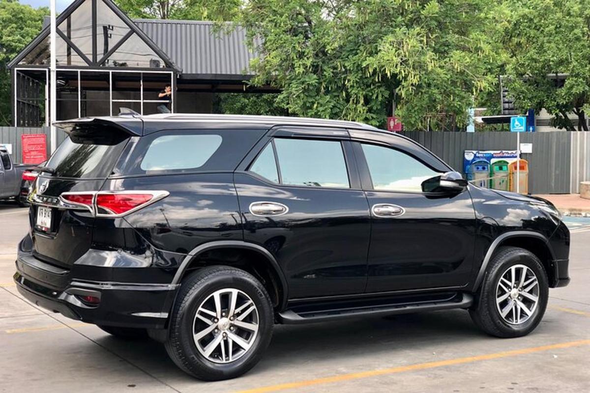 černé SUV zaparkované na parkovišti